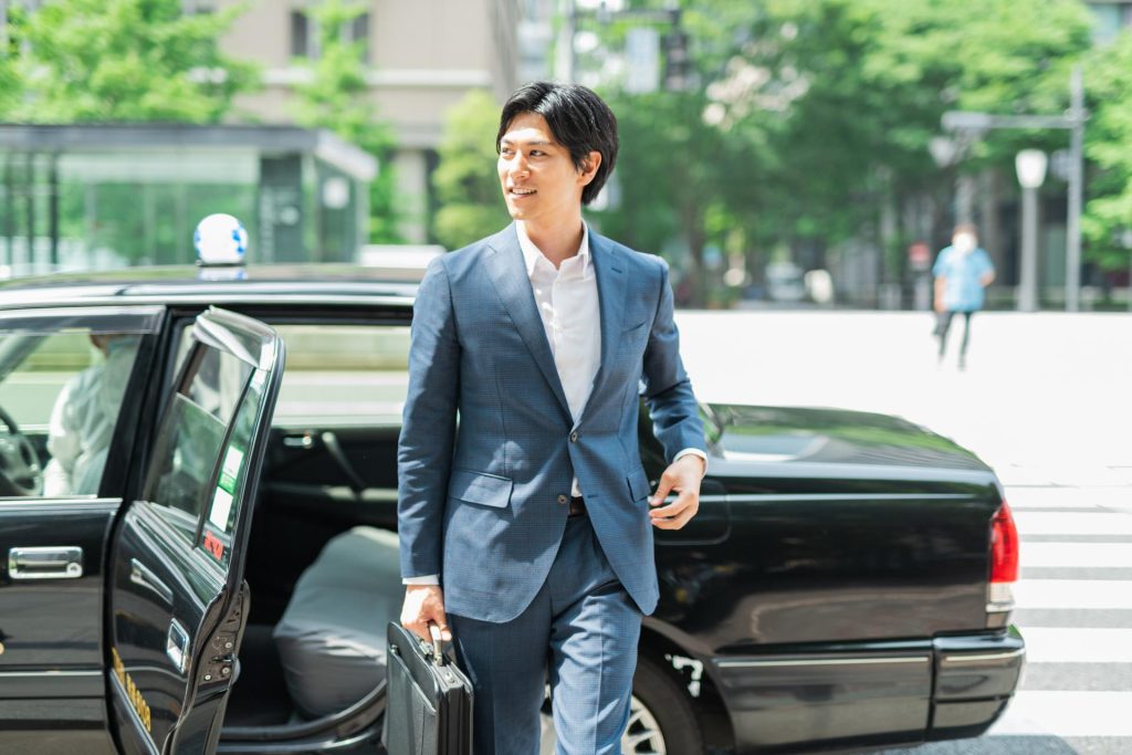 タクシーで移動しているイメージ①