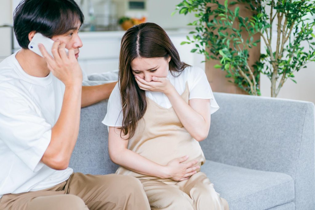 急ぎタクシー呼ぶイメージの写真