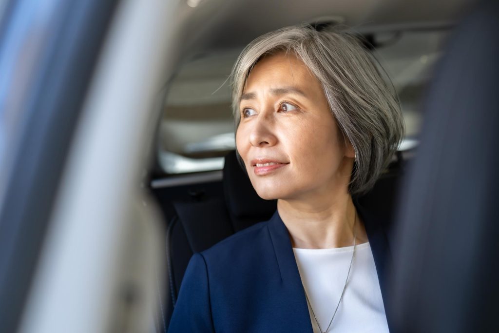 タクシーで移動しているイメージ③