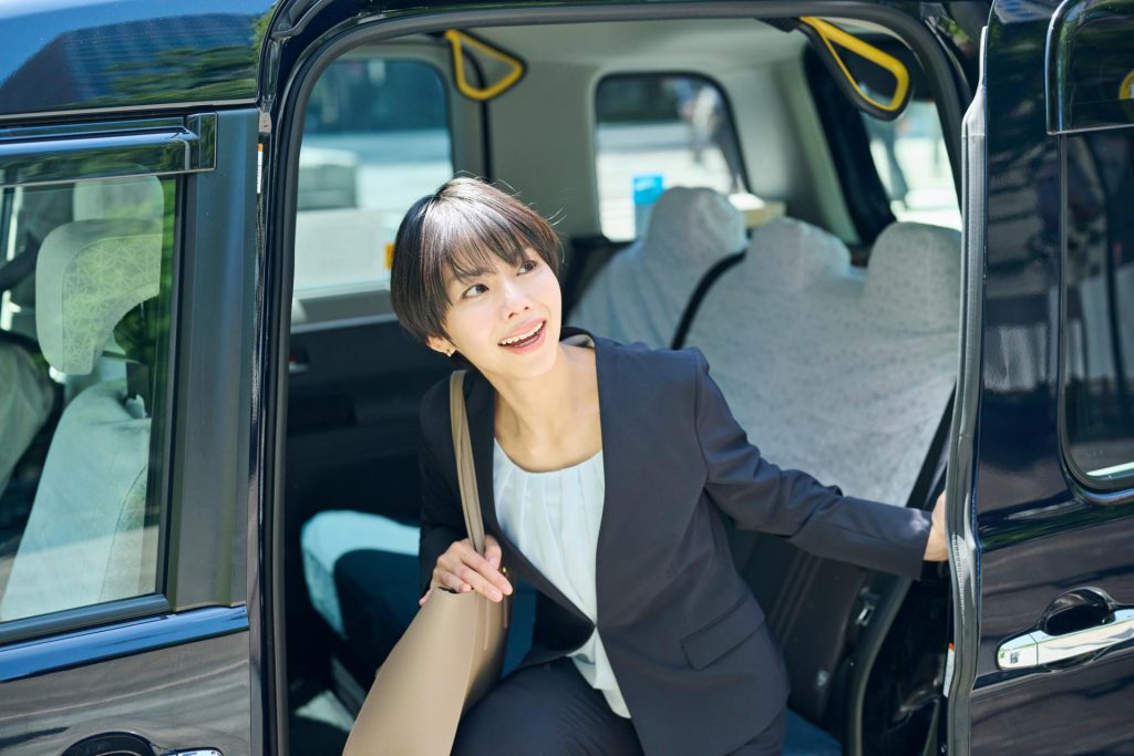 タクシーで移動しているイメージ②